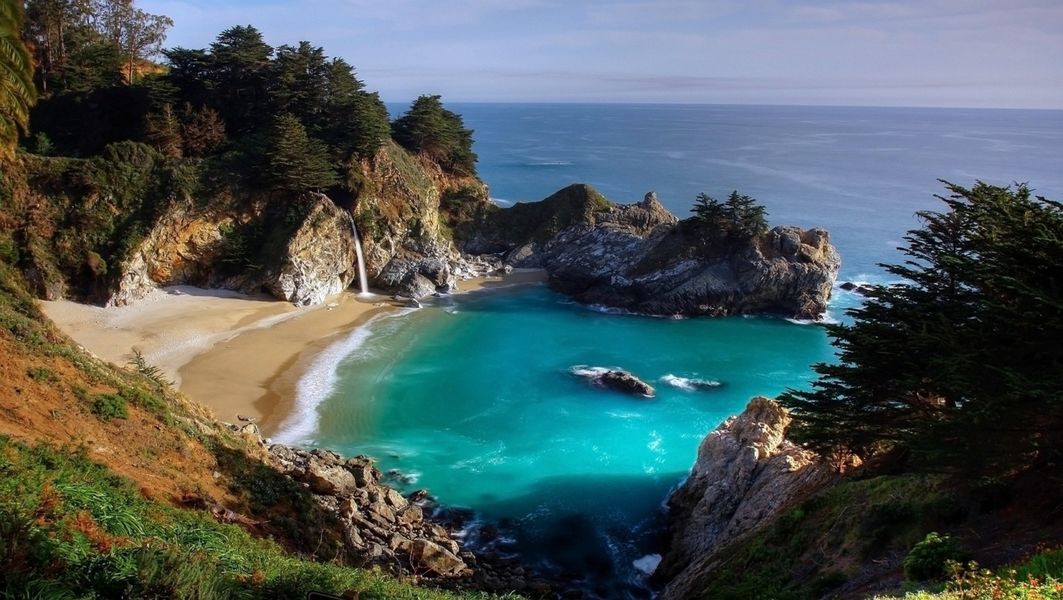 Обложка книги  «Тайна тихой бухты»